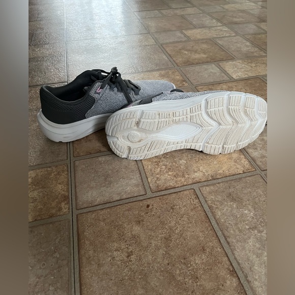 Women’s Under Armour Running Shoes - Picture 2 of 2